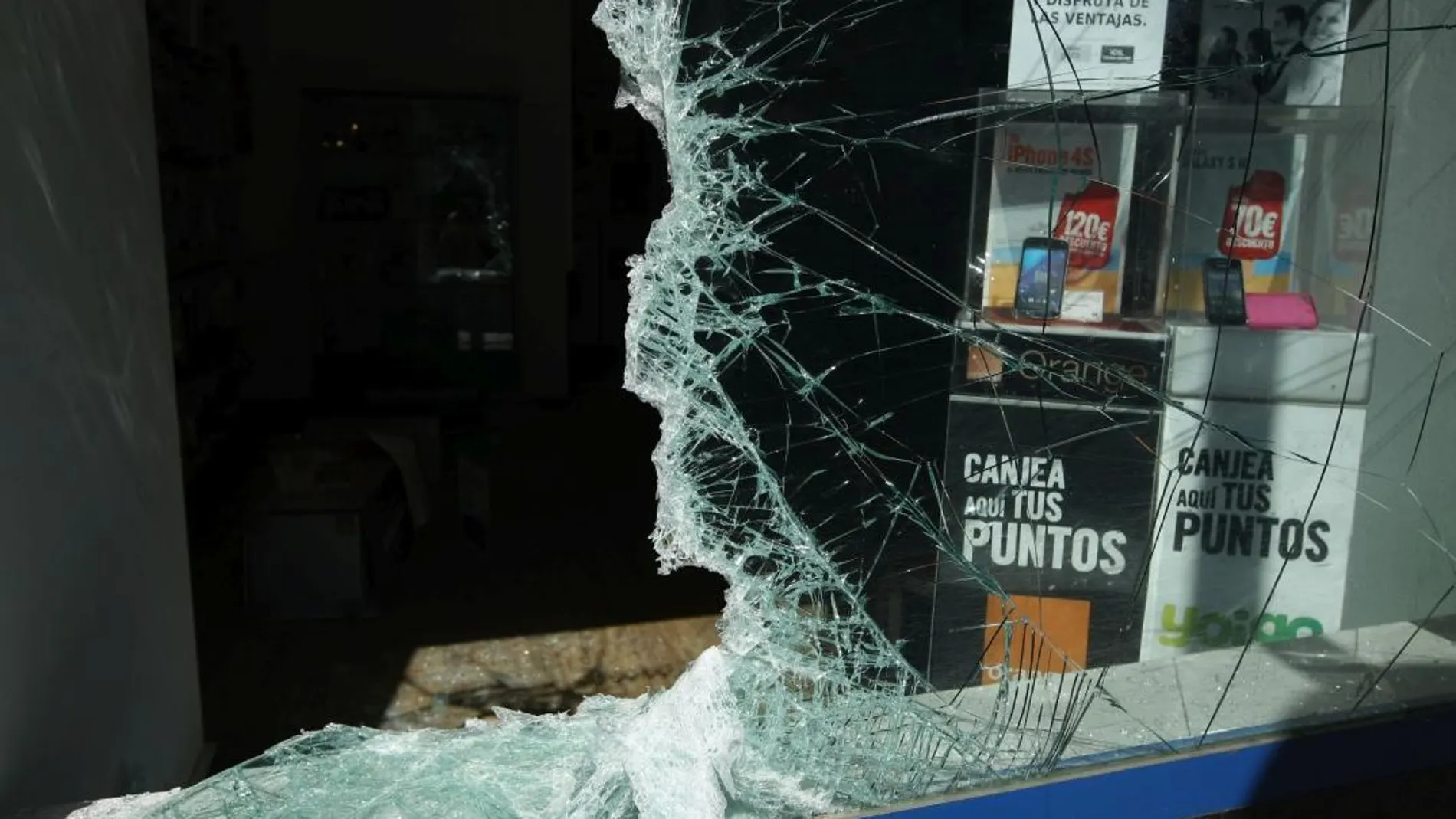 Los ladrones rompieron el escaparate a mazazos/Foto: Jesús G. Feria