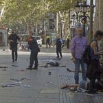 Las autoridades atienden a varios heridos tras el atropello en Barcelona.