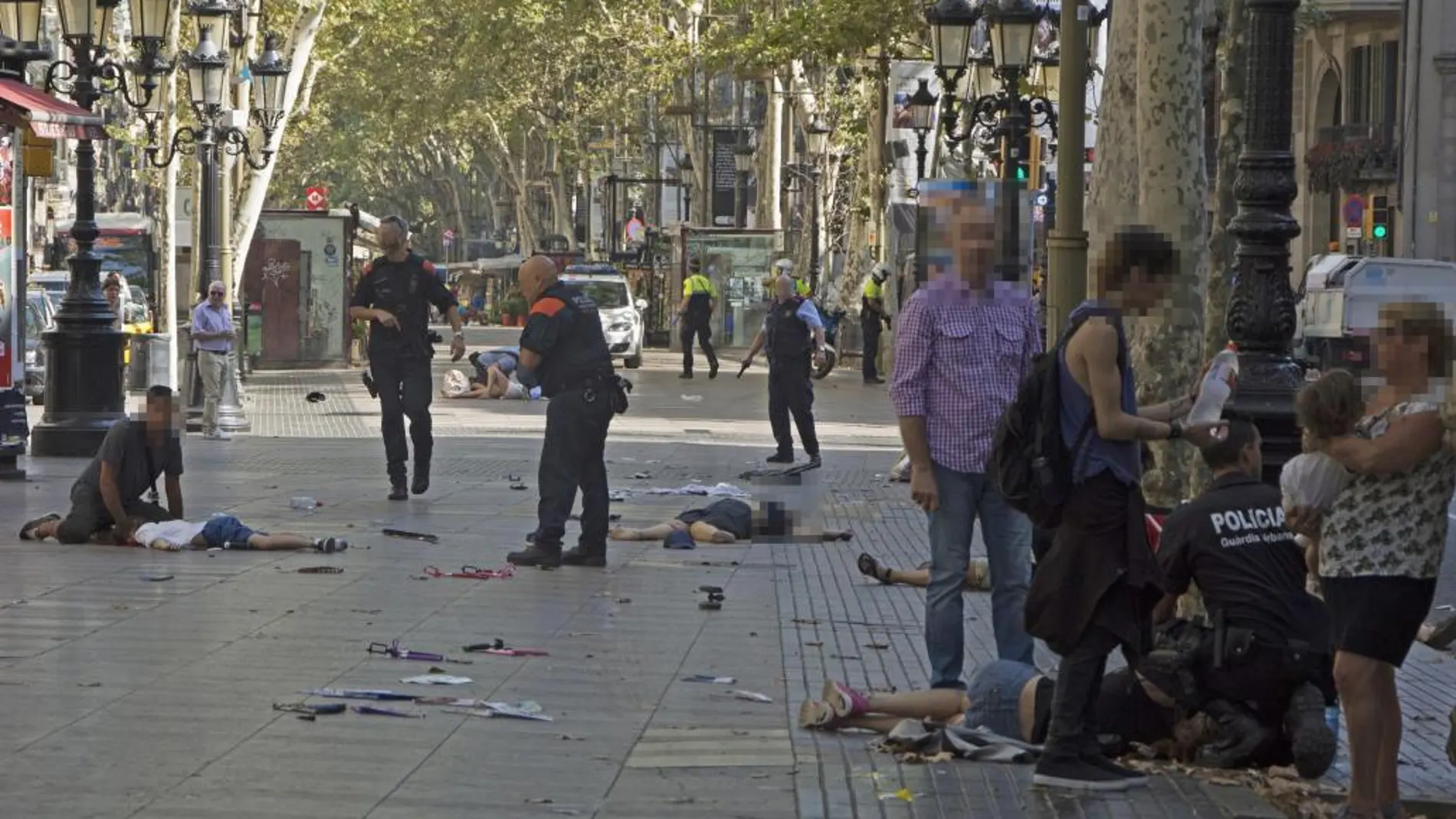 Las autoridades atienden a varios heridos tras el atropello en Barcelona.