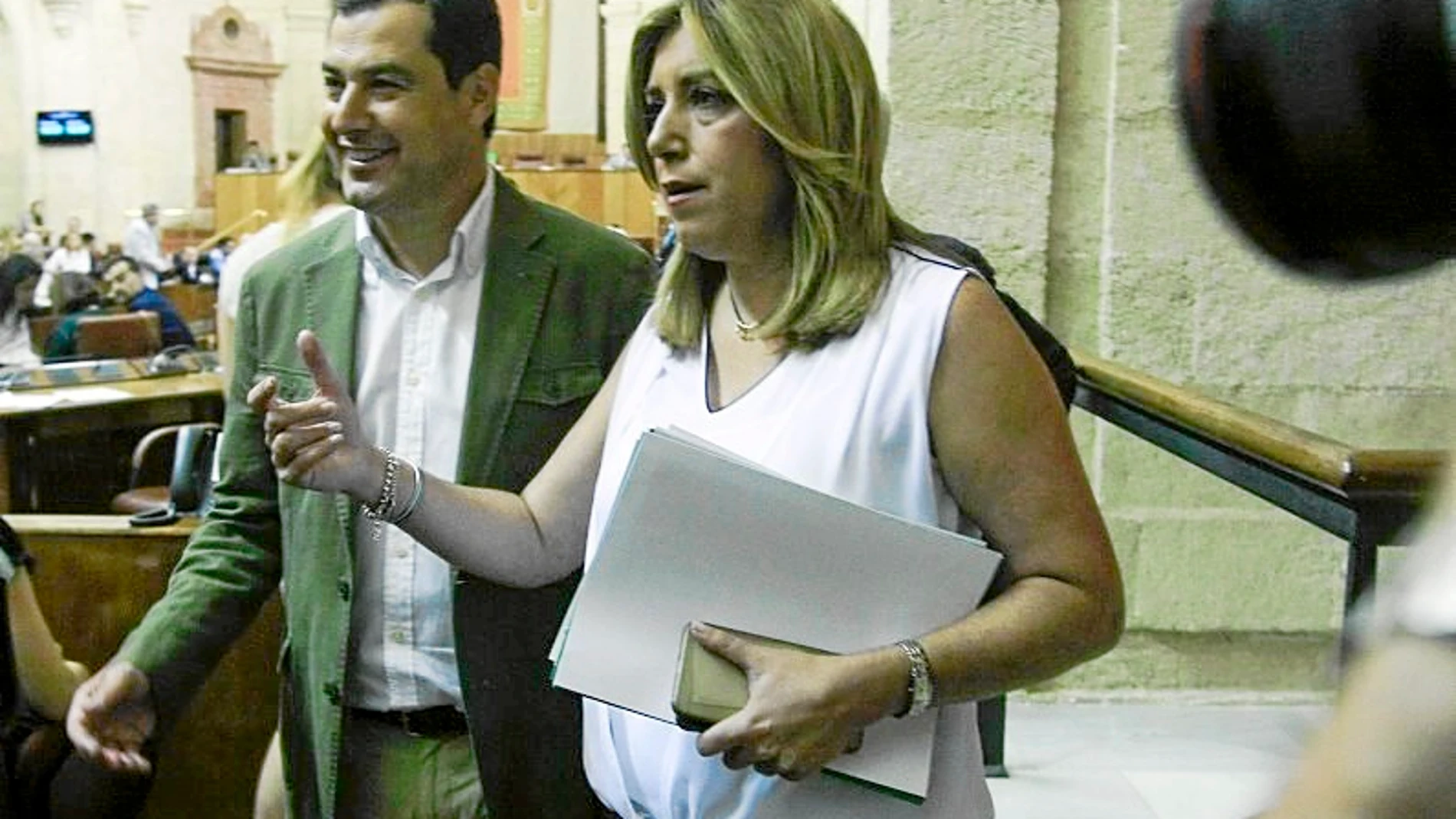Juanma Moreno y Susana Díaz, en un pleno del Parlamento