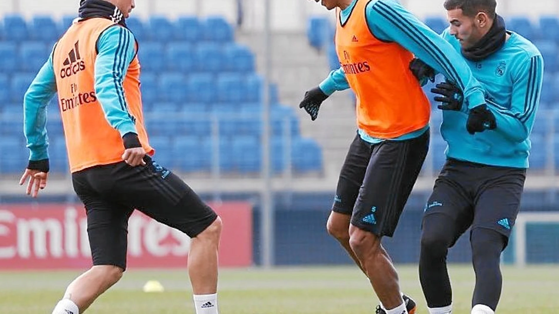 Sergio Ramos y Varane, en el entrenamiento de ayer del Real Madrid