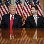 Donald Trump y el portavoz republicano en el Congreso, Paul Ryan, hablan en el Capitoliio hoy.