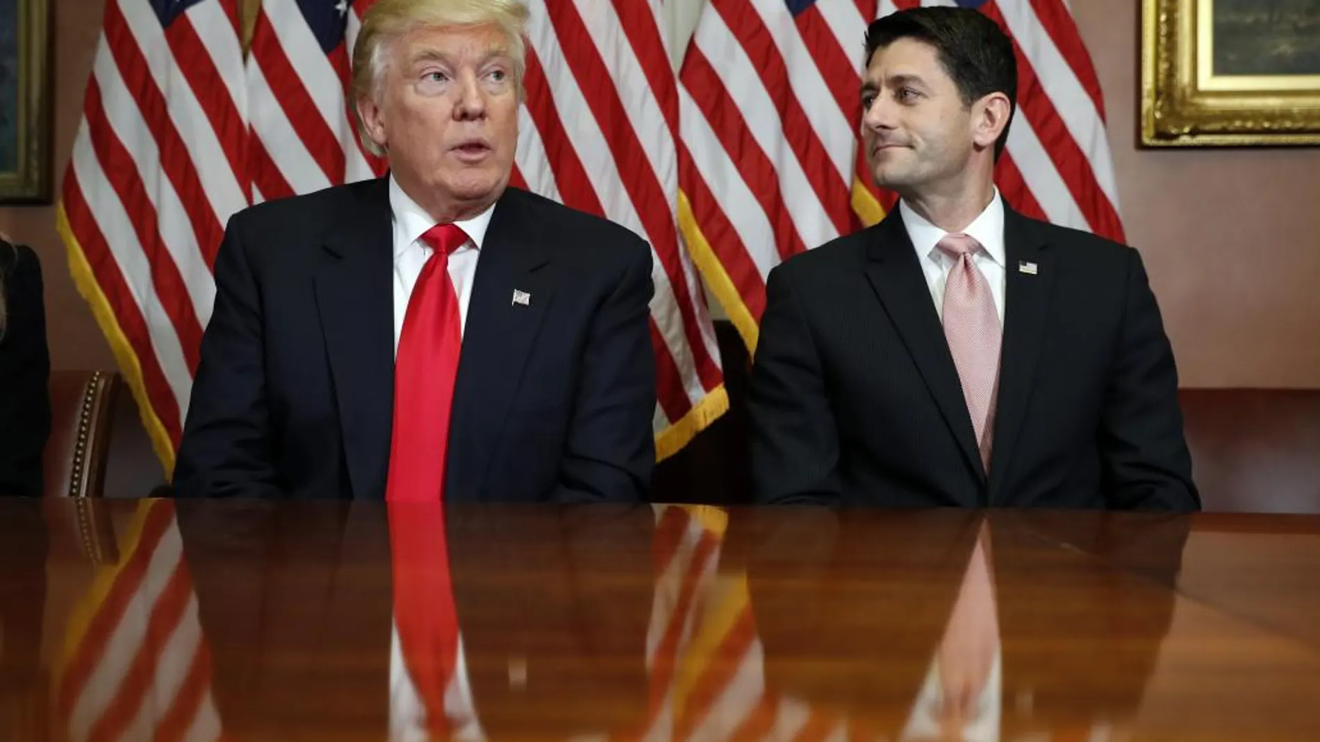 Donald Trump y el portavoz republicano en el Congreso, Paul Ryan, hablan en el Capitoliio hoy.