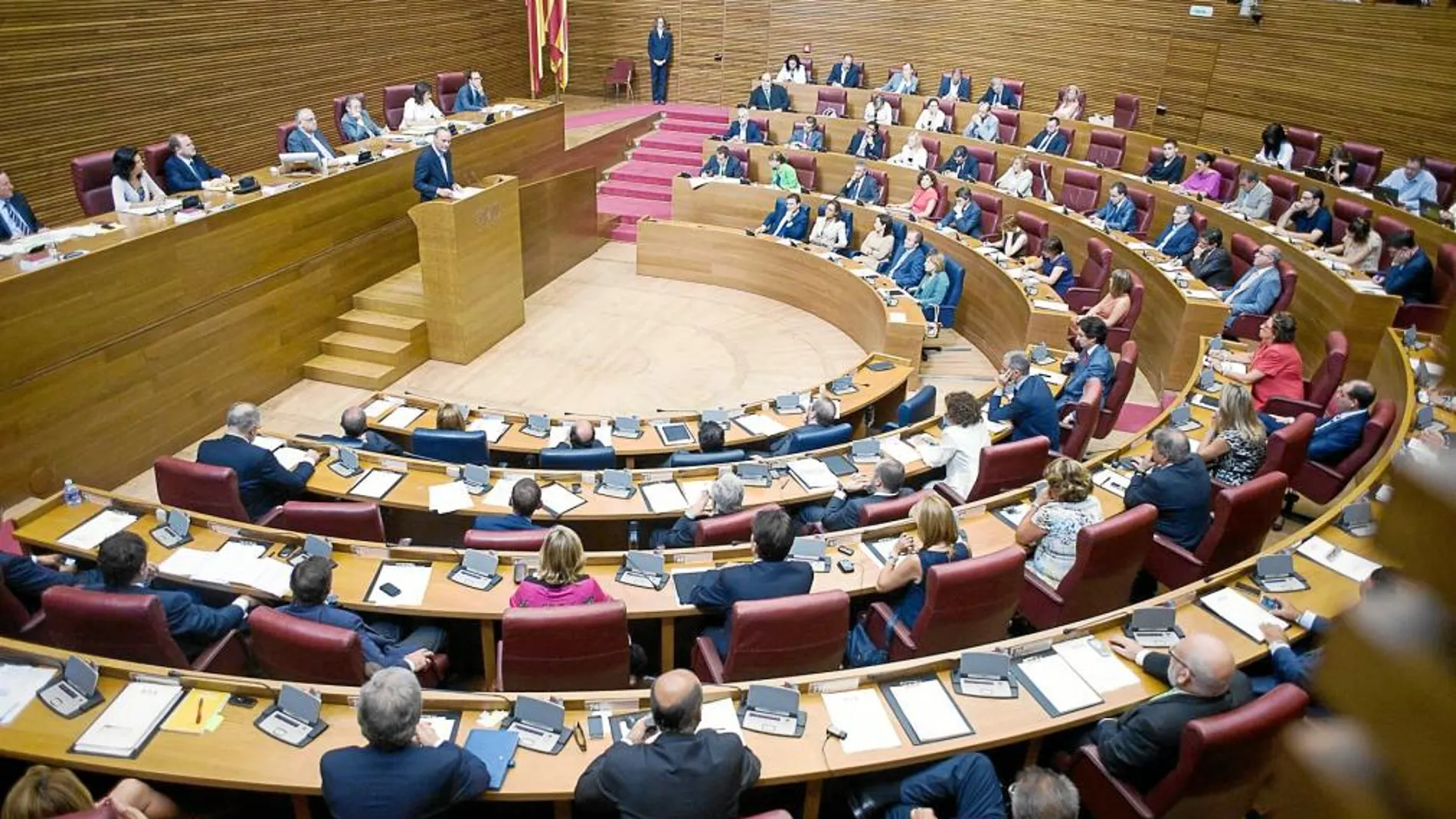Las subvenciones del Consell se complementan con las aportaciones de Les Corts a los grupos