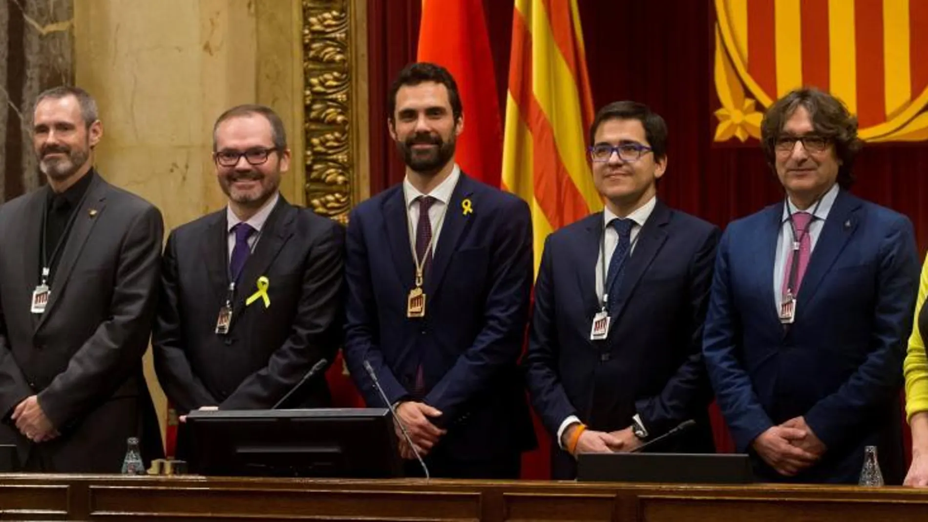 El nuevo president del Parlament de Cataluña, Roger Torrent, de ERC (c), los vicepresidentes Josep Costa de JxCat (3i) y José María Espejo-Saavedra de Ciudadanos (3d) ,y los secretarios Joan Garcia de Ciudadanos (i), Eusebi Campdepedrós de JxCat (2i), Alba Vergés de ERC (d), y David Pérez del PSC (2d). EFE/Quique García