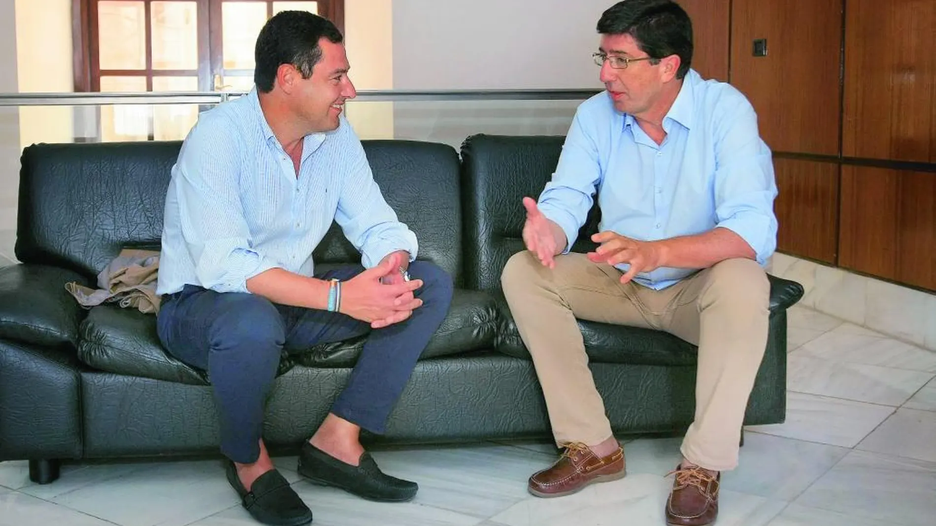 Juanma Moreno y Juan Marín se reunieron ayer en el Parlamento de Andalucía durante el Pleno.