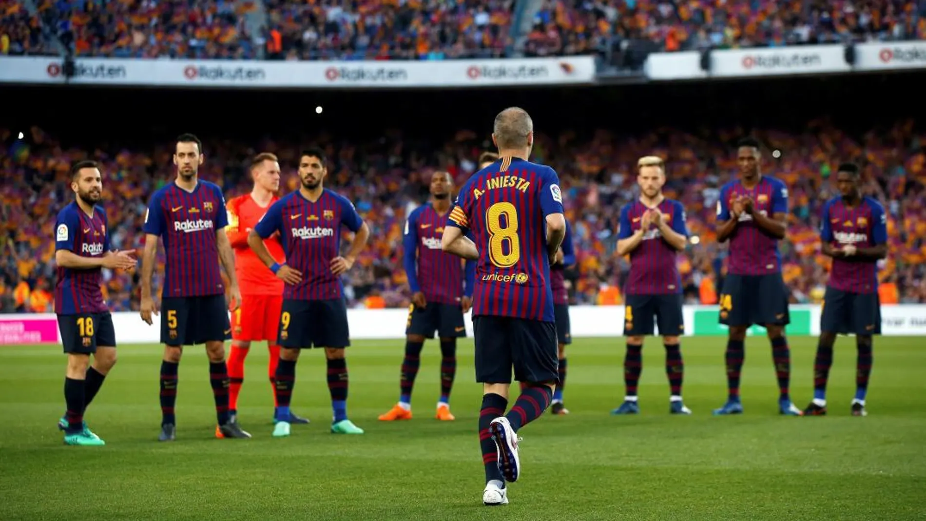 El jugador del FC Barcelona Andrés Iniesta, al comienzo del partido / Foto: Efe