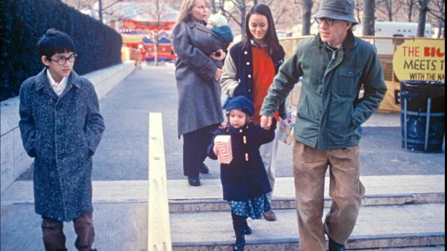 Mia Farrow y Woody Allen con sus hijos Moses, Dylan (de la mano de él) y Ronan (en brazos). De rojo, Soon-Yi Previn, que más tarde se casaría con el director