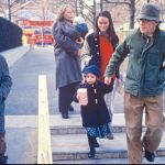 Mia Farrow y Woody Allen con sus hijos Moses, Dylan (de la mano de él) y Ronan (en brazos). De rojo, Soon-Yi Previn, que más tarde se casaría con el director