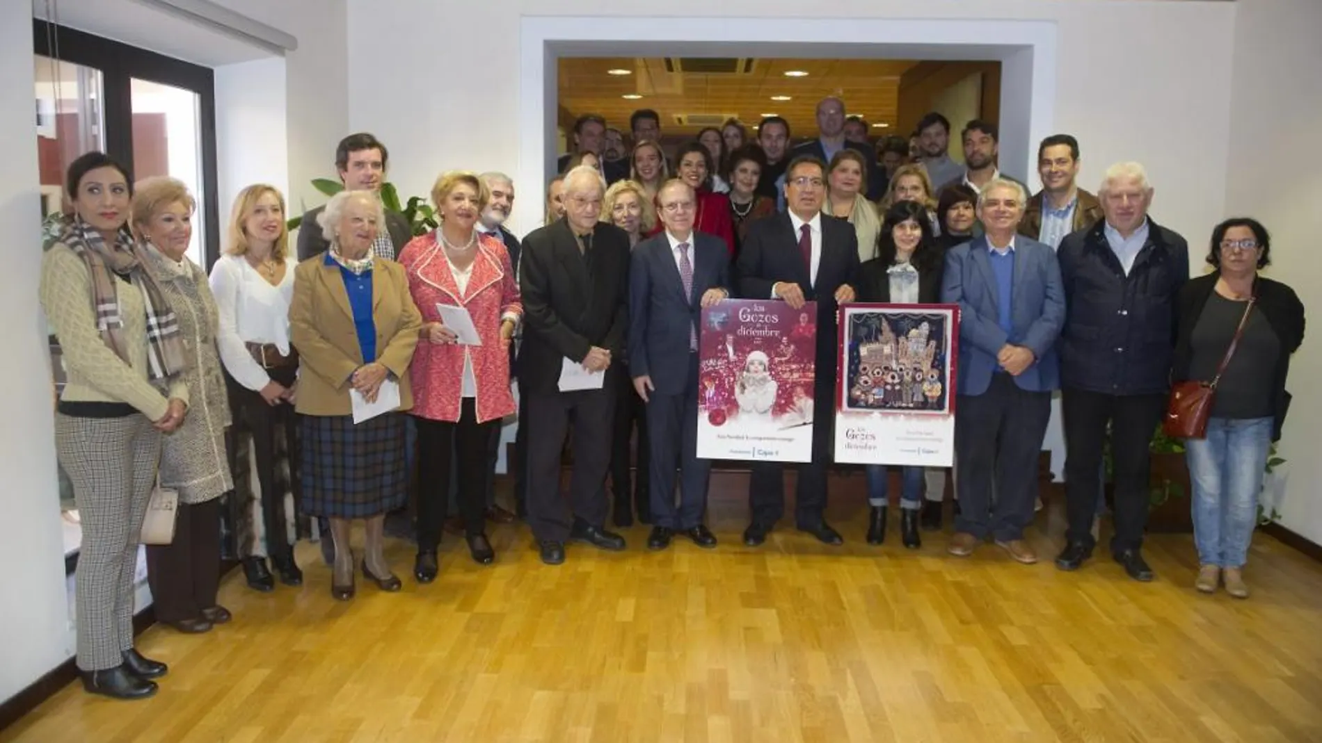 El presidente de la Fundación Cajasol, Antonio Pulido, junto a algunos de los participantes en la programación