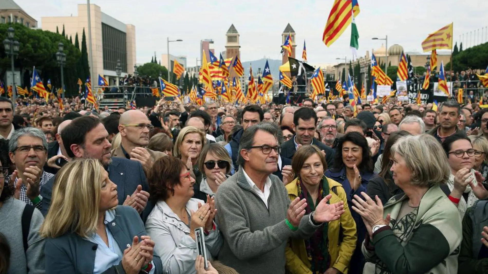 Francesc Homs (i), Joana Ortega (2i), Artur Mas (3d) e Irene Rigau (d), entre otros, aplauden a la presidenta del Parlment Carme Forcadell (2d), entre las figuras del mundo independentista y de las confluencias de la izquierda alternativa, durante la concentración en Barcelona