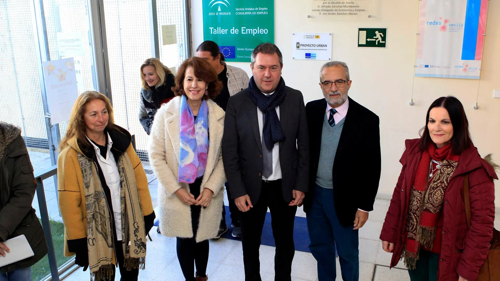 El alcalde de Sevilla visitó ayer los «recuperados» talleres de empleo en el Polígono Sur / Foto: Manuel Olmedo