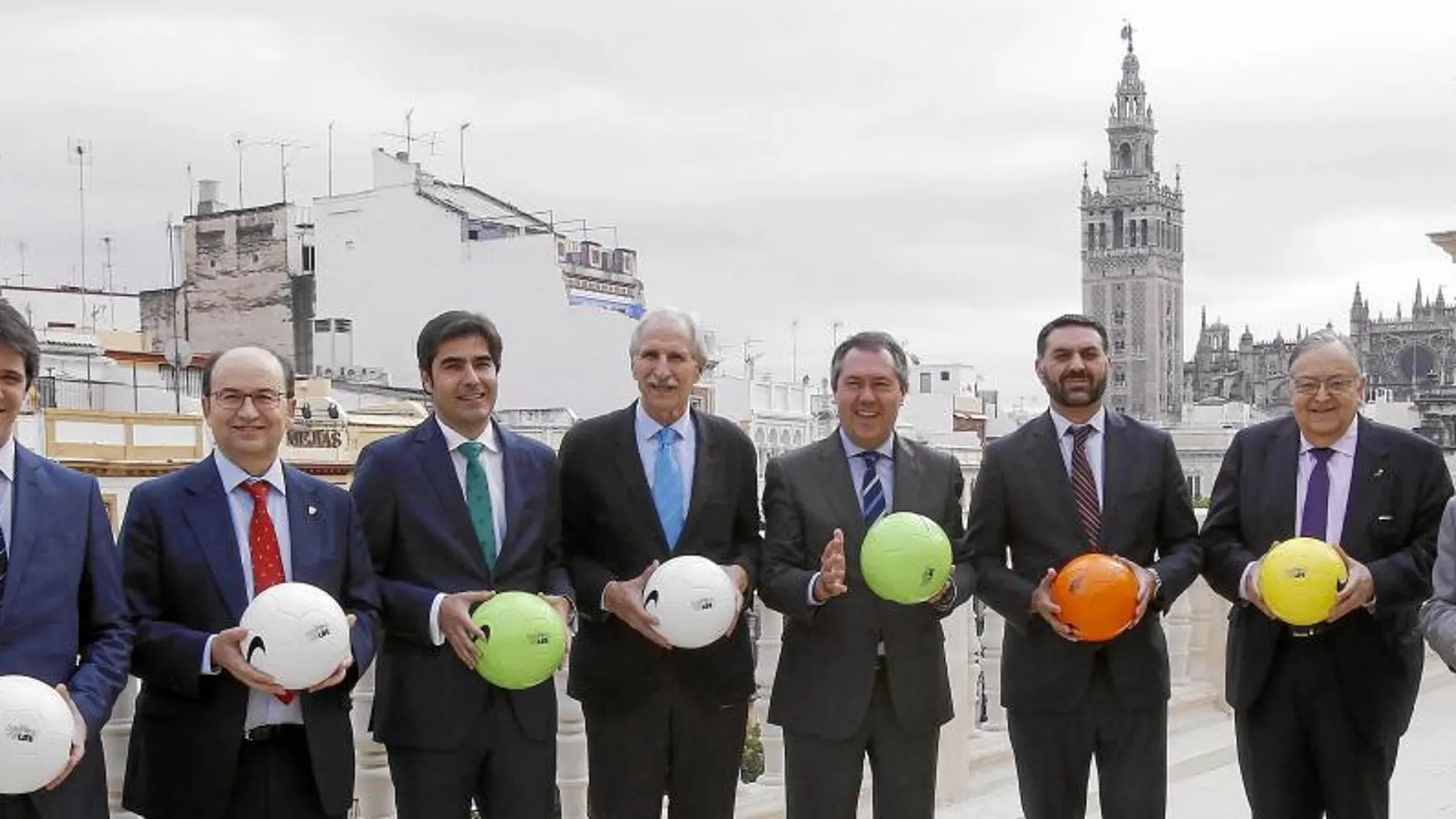David Guevara, Pepe Castro, Ángel Haro, Carmelo Angulo, Juan Espadas, Francisco J. Fernández, Eduardo Herrera y Javier Tebas, en el acto de ayer.