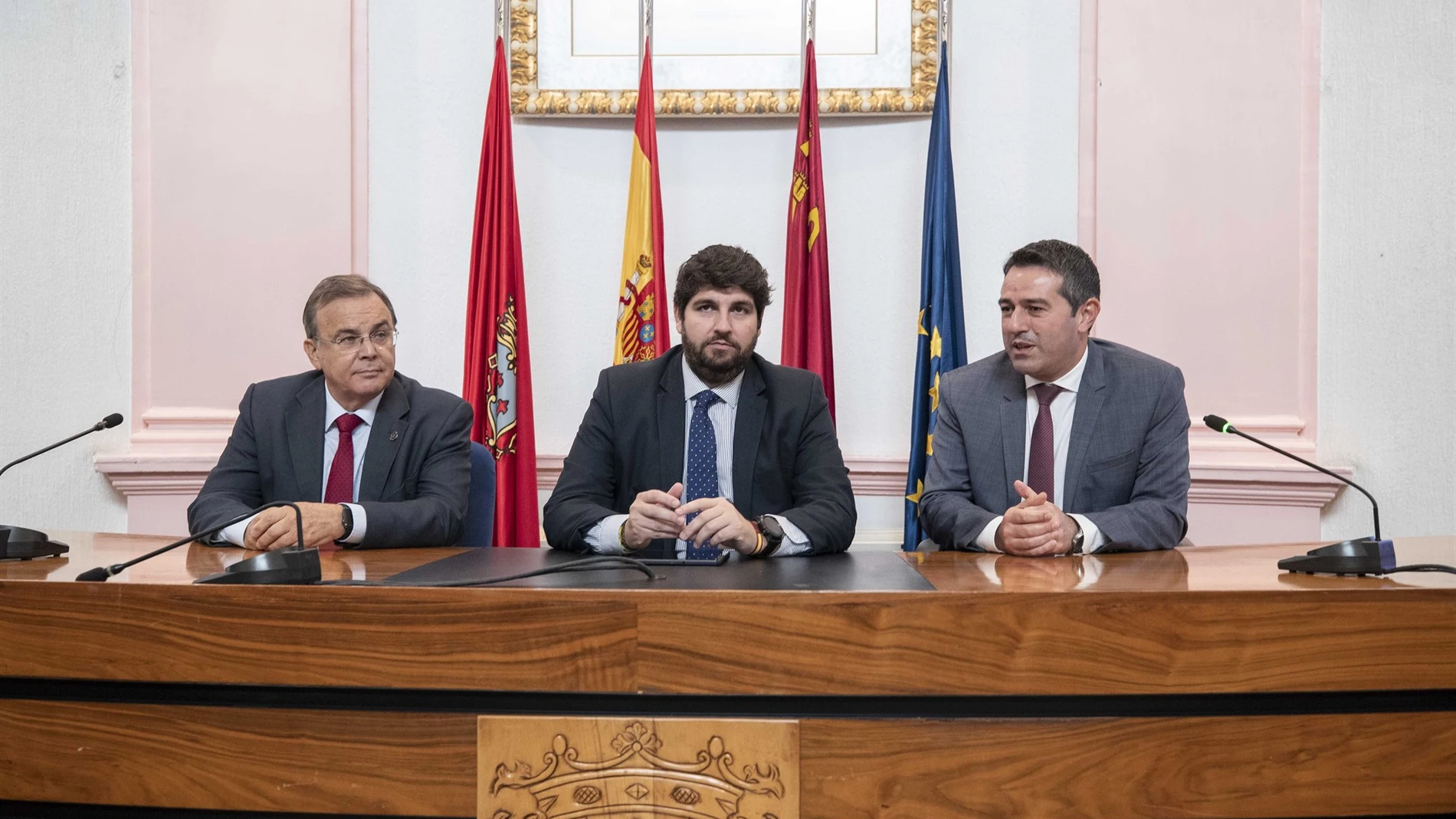 El presidente murciano, Fernando López Miras (c), ayer