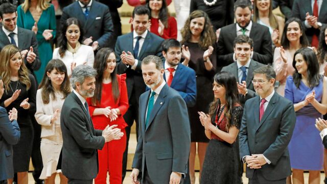 Felipe VI, junto al presidente del CGPJ y del TS, Carlos Lesmes, y al ex ministro de Justicia, Rafael Catalá, en el acto del pasado año en Barcelona / Efe