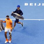El tenista español Rafael Nadal durante un receso ante el búlgaro Grigor Dimitrov durante el partido de cuartos de final del Abierto de China de Pekín