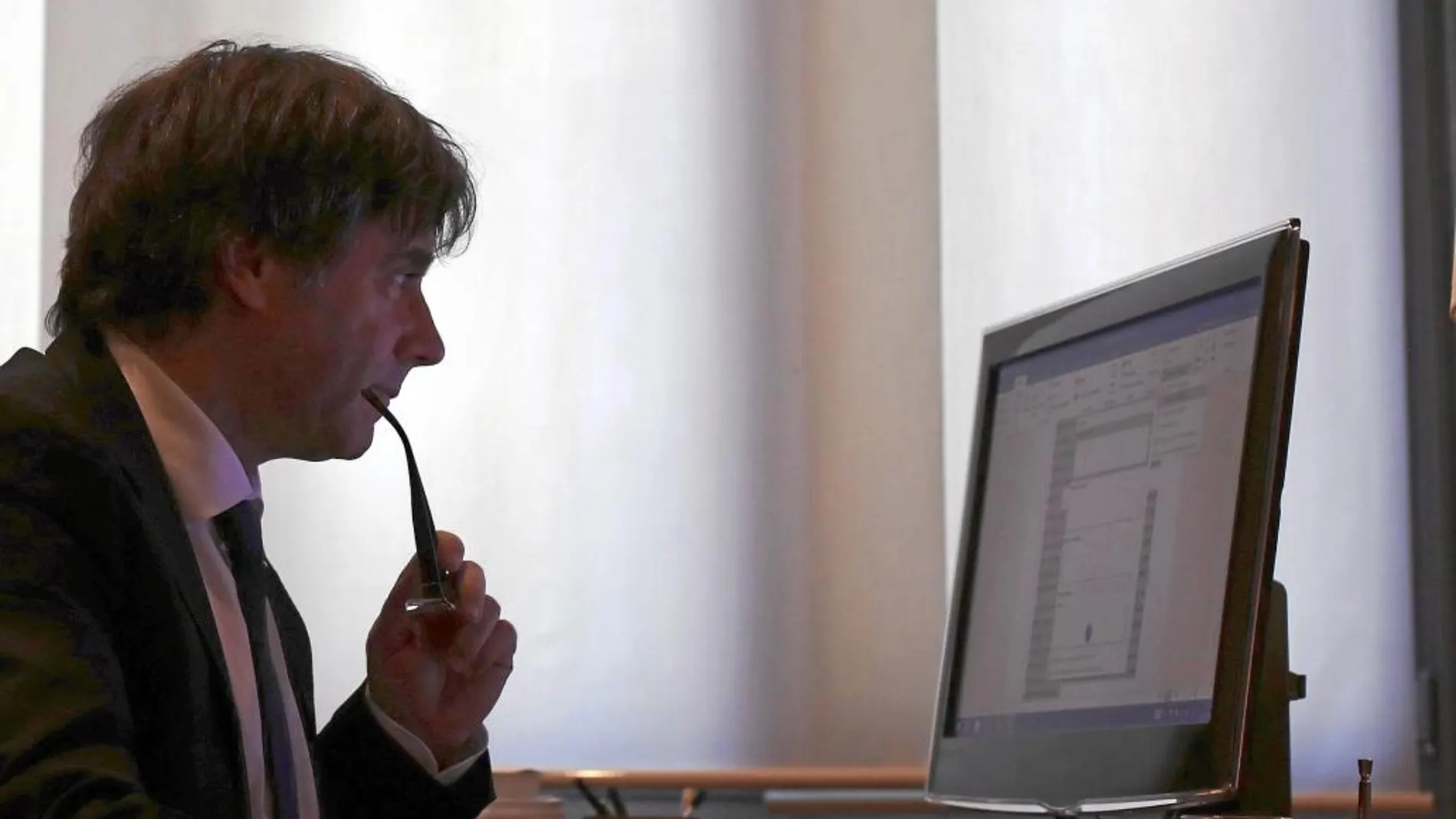Carles Puigdemont repasa unos textos en su despacho