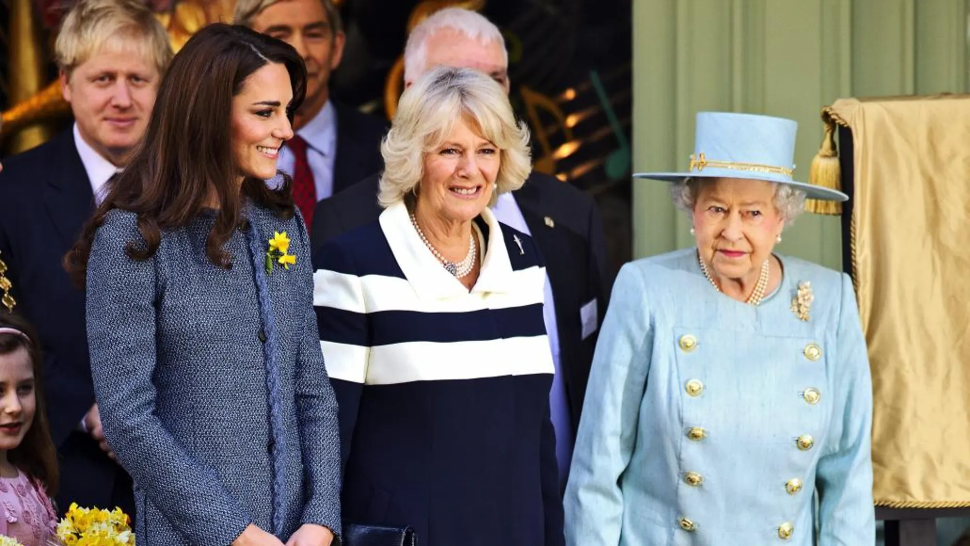 (De izq a der) La duquesa de Cambridge, Catalina Middleton, la duquesa de Cornualles, Camila Parker-Bowles, y la reina Isabel II de Inglaterra.