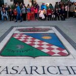 Vecinos de Casariche concentrados en una plaza del pueblo / Foto: Efe