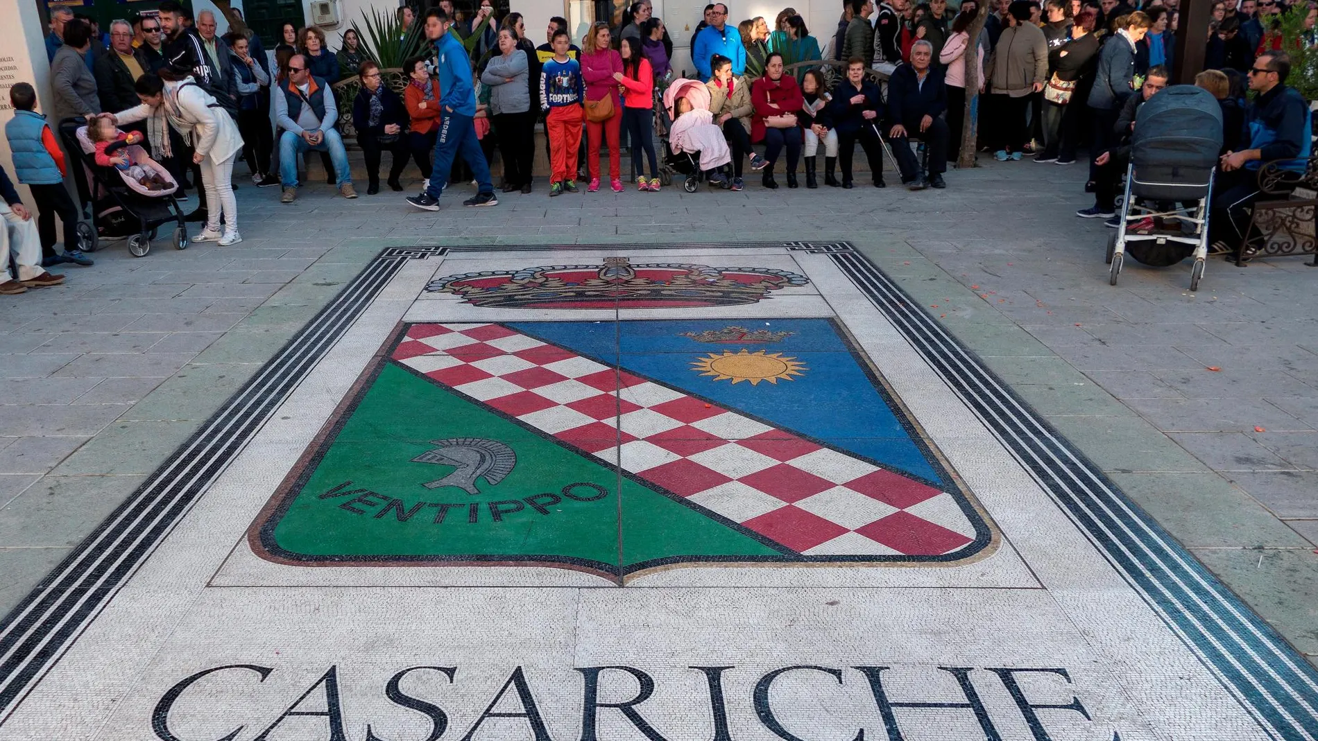 Vecinos de Casariche concentrados en una plaza del pueblo / Foto: Efe