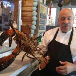 Joe Melluso, propietario del restaurante Tin Fish de Sunrise, con «Larry» poco antes de que el animal falleciera
