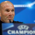 El técnico francés del Real Madrid, Zinedine Zidane, durante la rueda de prensa posterior al entrenamiento realizado hoy en la Ciudad Deportiva de Valdebebas