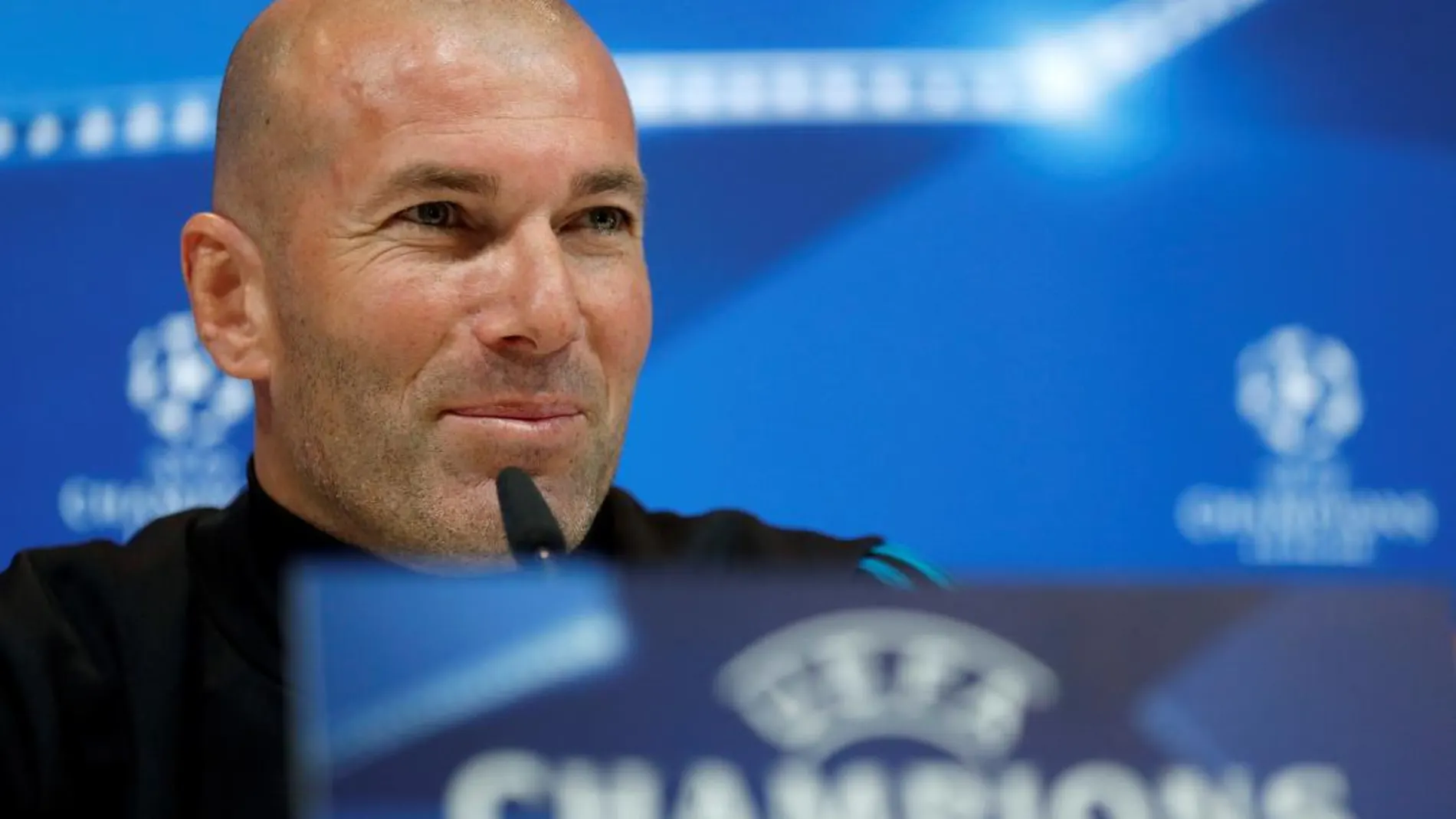 El técnico francés del Real Madrid, Zinedine Zidane, durante la rueda de prensa posterior al entrenamiento realizado hoy en la Ciudad Deportiva de Valdebebas