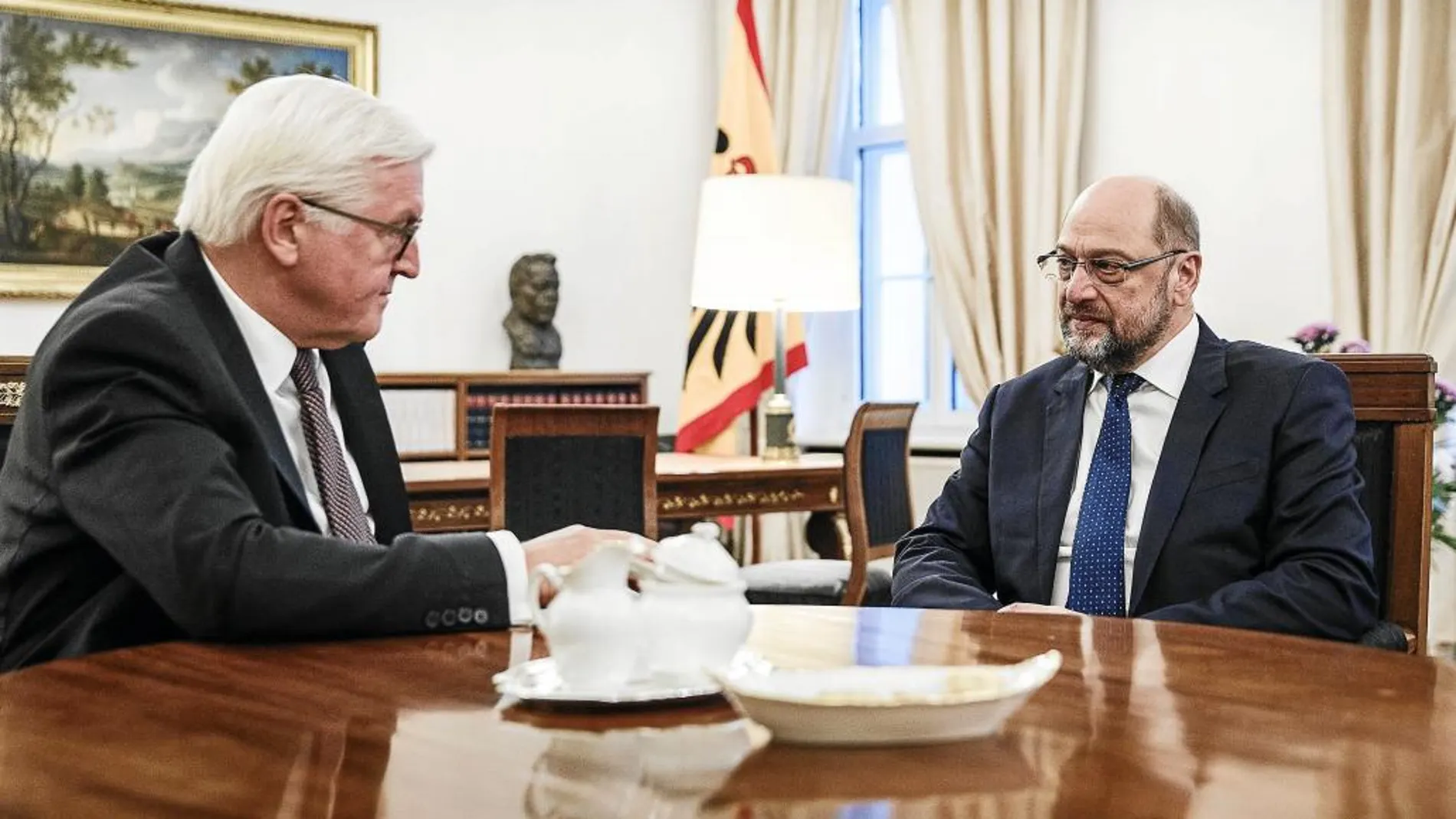 El presidente alemán, Frank Walter Steinmeier, se reunió ayer con el líder socialdemócrata, Martin Schulz