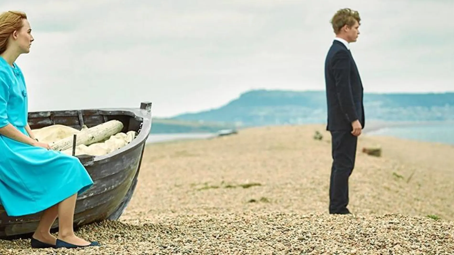 Saoirse Ronan y Billy Howle en una de las escenas de la película grabadas en la playa de Chesil, que da nombre a la película y es punto de inflexión en la historia.