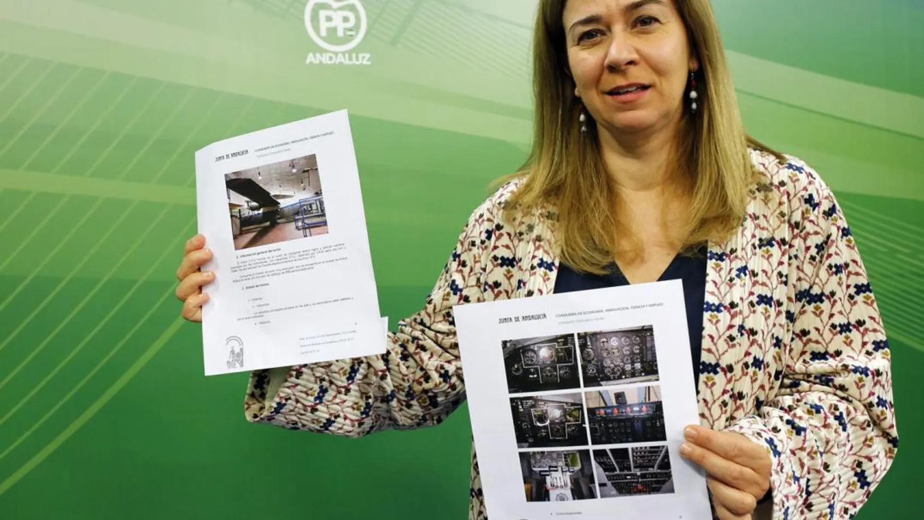 La diputada del PP-A Teresa Ruiz-Sillero muestra el informe elaborado por la Junta para declarar la obsolescencia de la aeronave