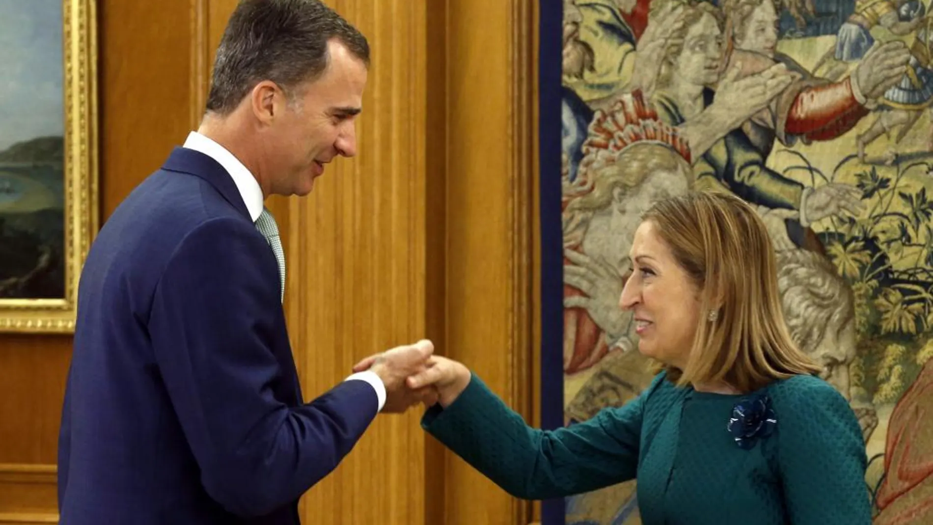El rey Felipe saluda a la presidenta del Congreso de los Diputados, Ana Pastor