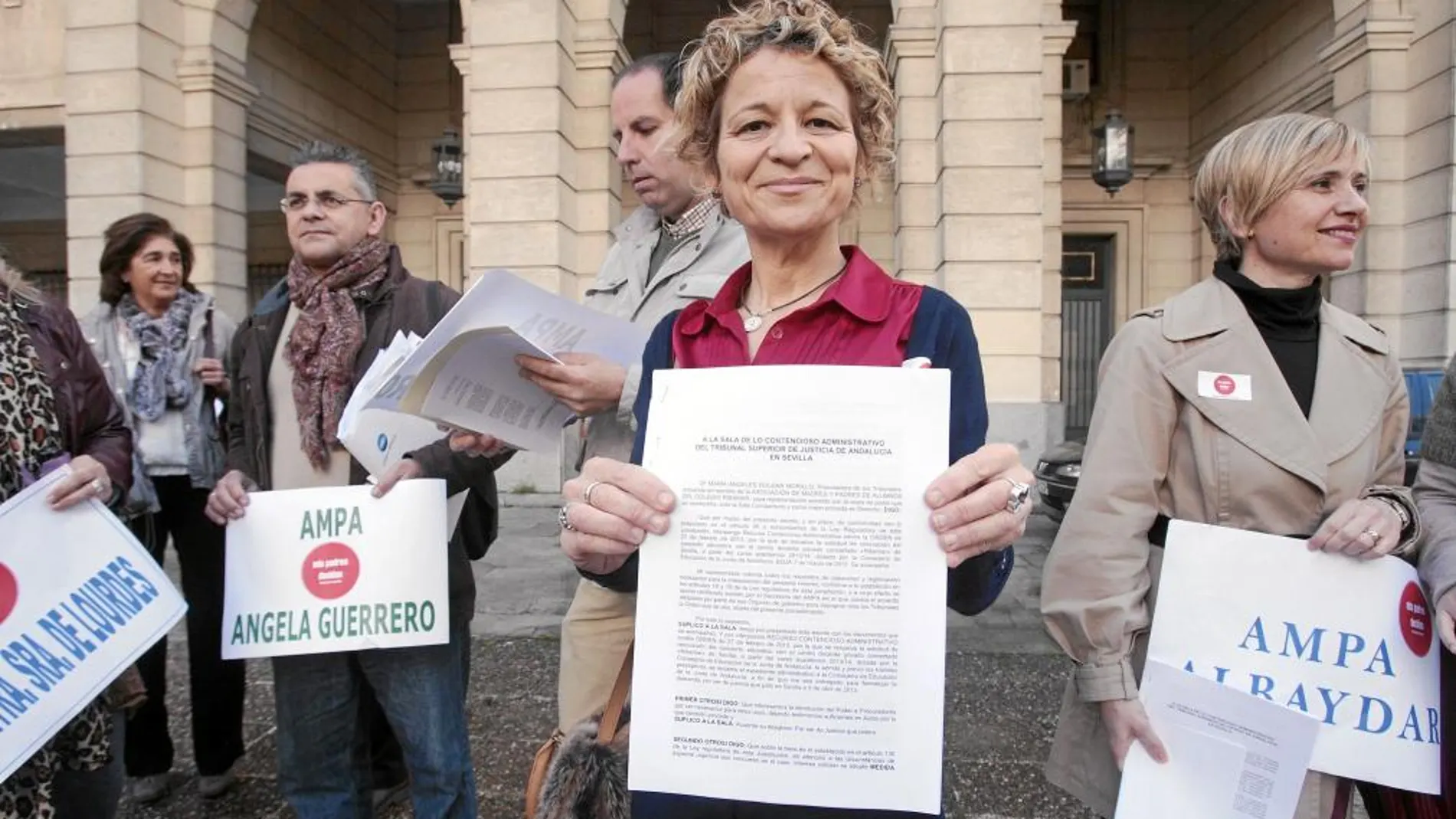 Gemma García, portavoz de «Mis padres deciden», en los juzgados para presentar el recurso de las AMPA