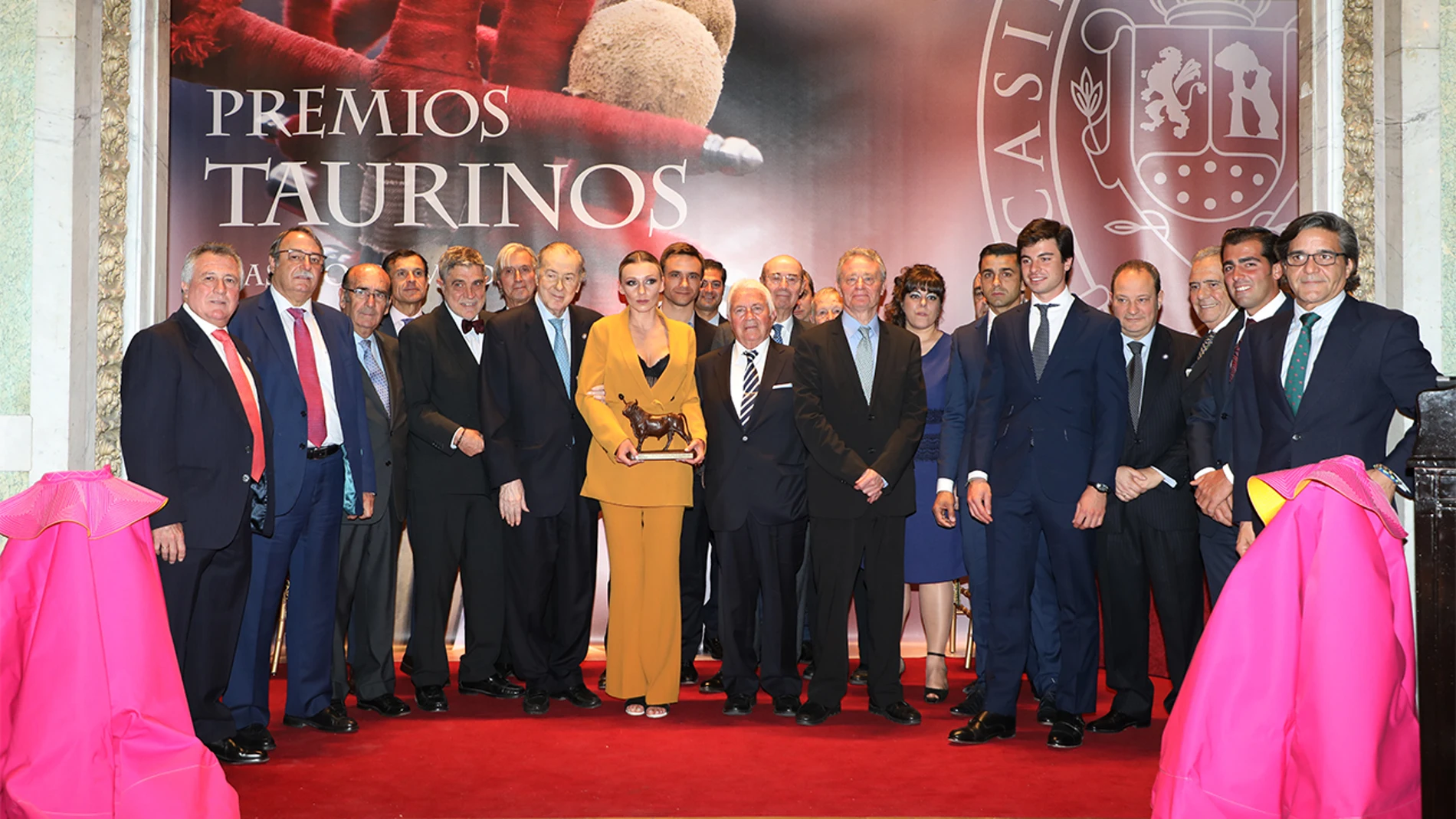 Los premiados junto a miembros del jurado de esta edición