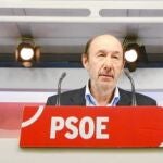 El líder del PSOE, Alfredo Pérez Rubalcaba, logró el apoyo de los barones de su partido y aislar así a Tomás Gómez