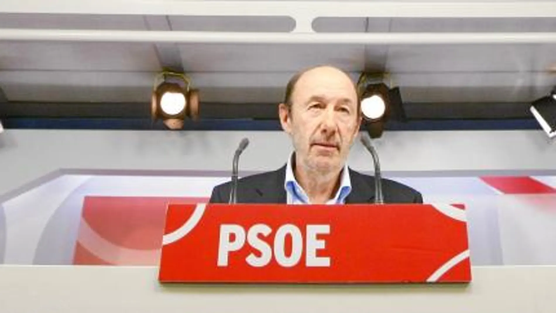 El líder del PSOE, Alfredo Pérez Rubalcaba, logró el apoyo de los barones de su partido y aislar así a Tomás Gómez