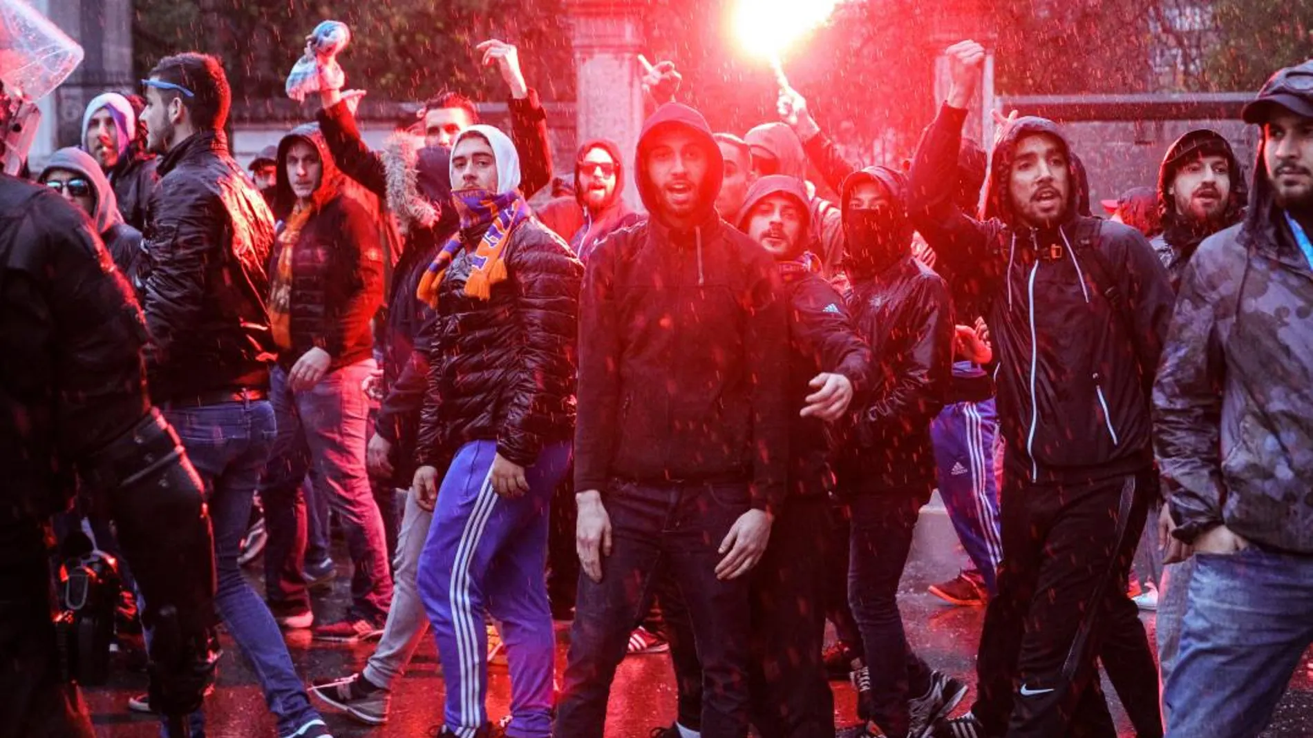 Aficionados ultras del Olympique de Marsella en las inmediaciones del estadio de San Mamés