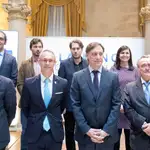 El alcalde de Salamanca, Carlos García Carbayo; el rector, Ricardo Rivero, Mariano Barbacid y Víctor Velasco, junto a los investigadores galardonados