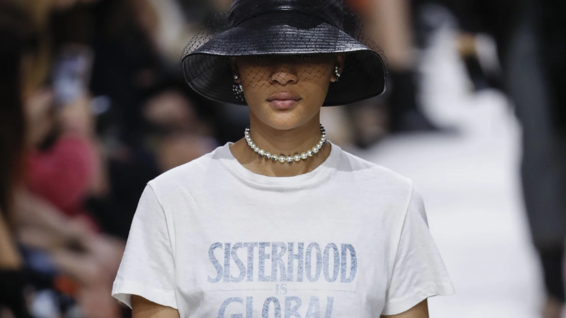 El nuevo mensaje feminista de las camisetas de Dior