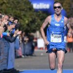 Un maratoniano deja al descubierto su pene mientras corre