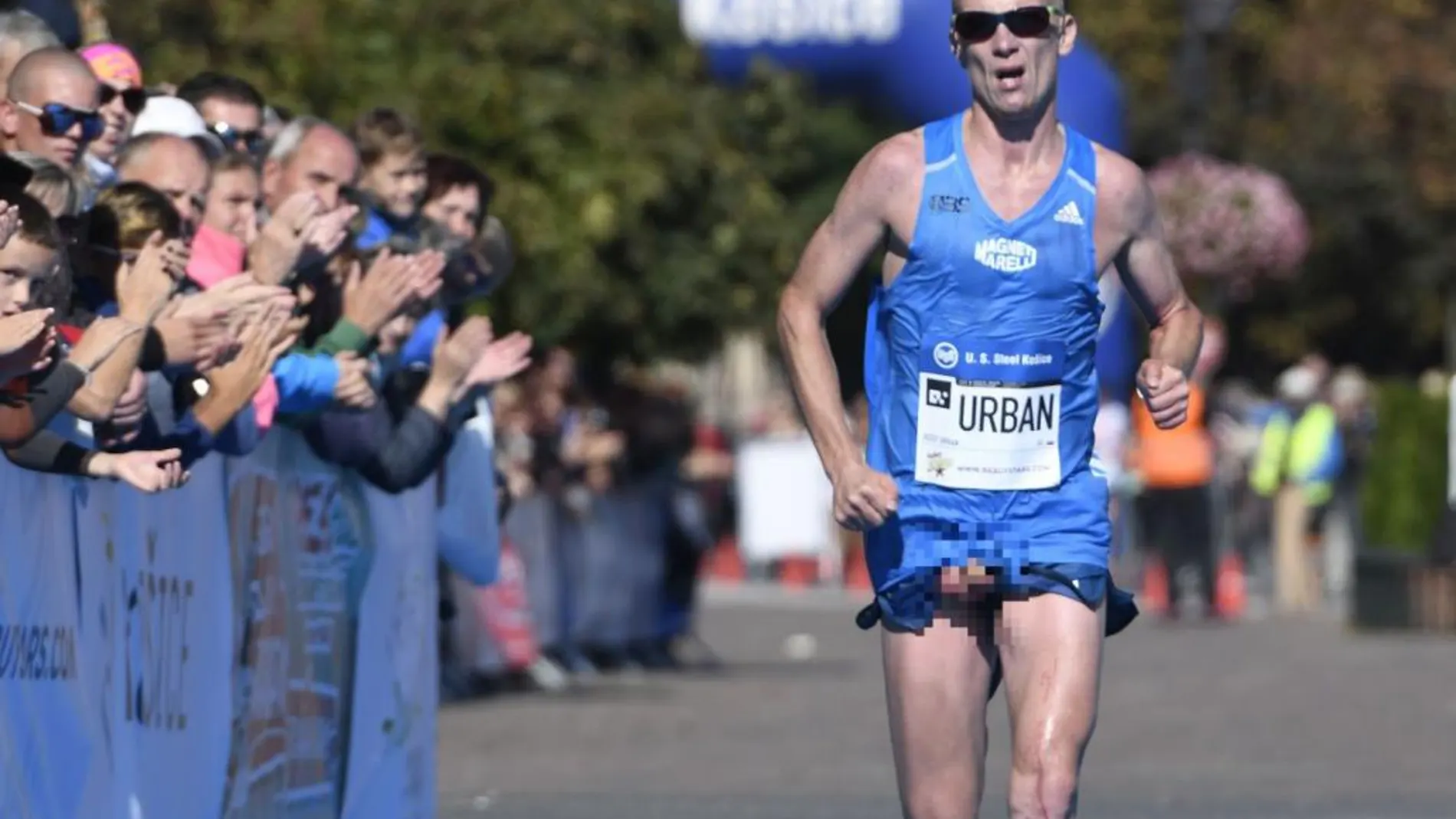 Un maratoniano deja al descubierto su pene mientras corre