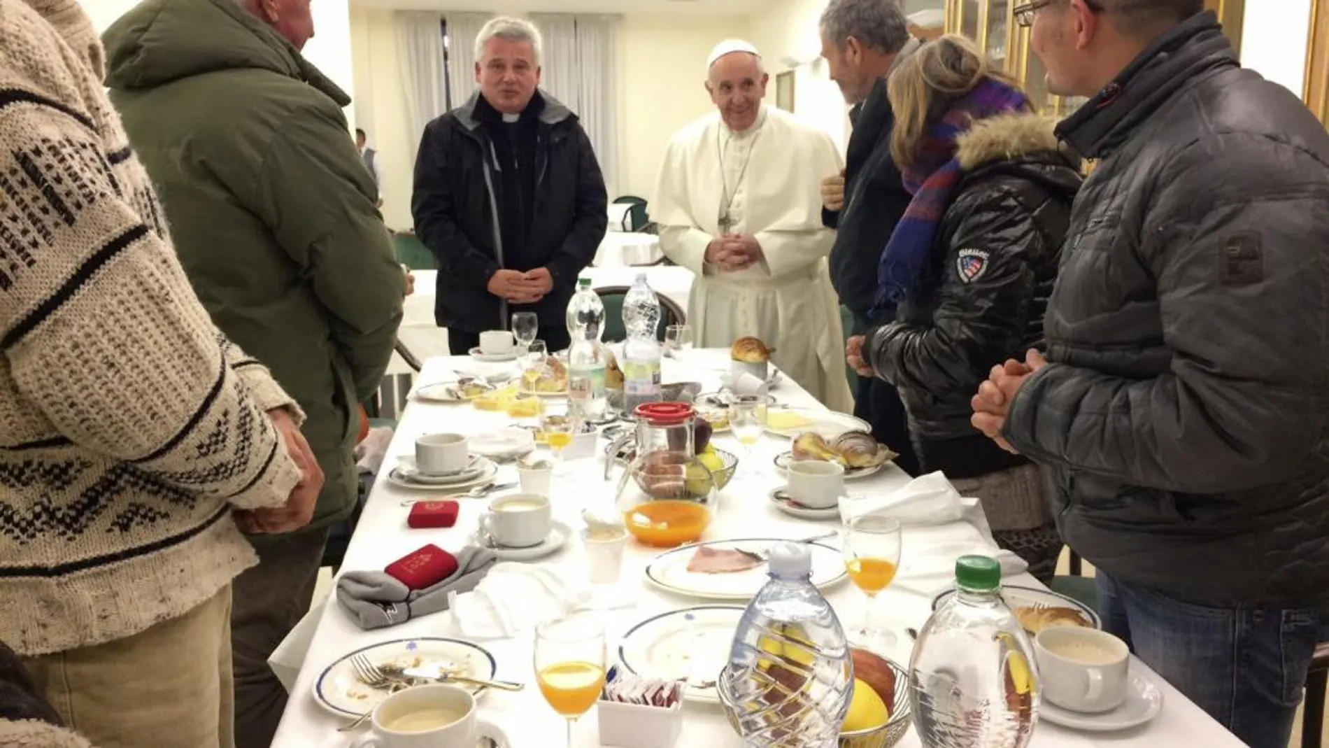 Francisco invitó a desayunar a ocho mendigos