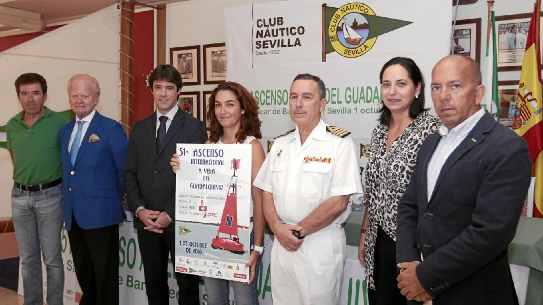 Los representantes de las instituciones posan con el cartel del evento durante el acto de ayer