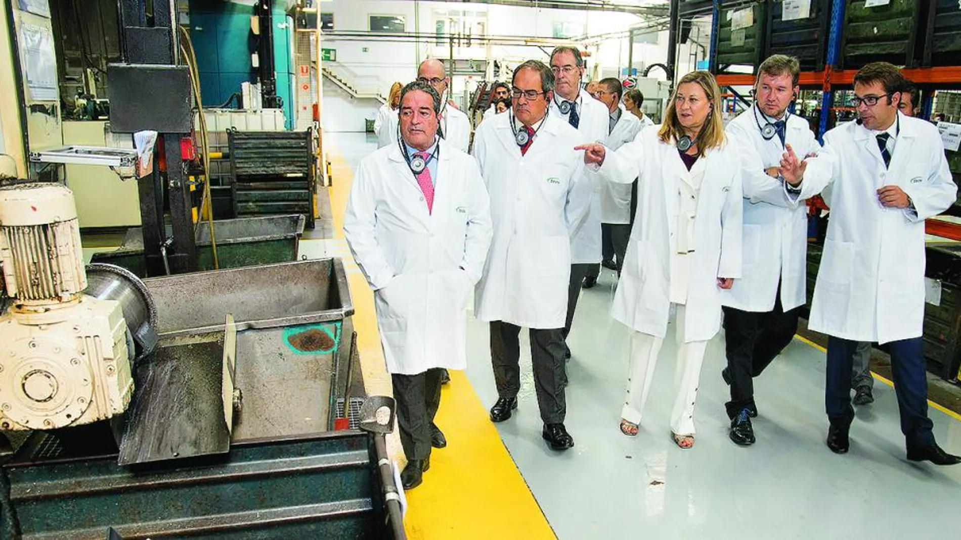 Pilar del Olmo, acompañada por el alcalde de Burgos, Javier Lacalle, visita la empresa Edscha junto a directivos de la compañía .