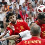 Sergio Ramos cabecea un balón durante el partido/Foto: Efe