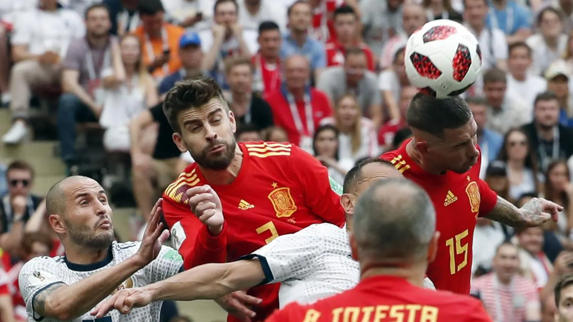 Sergio Ramos cabecea un balón durante el partido/Foto: Efe