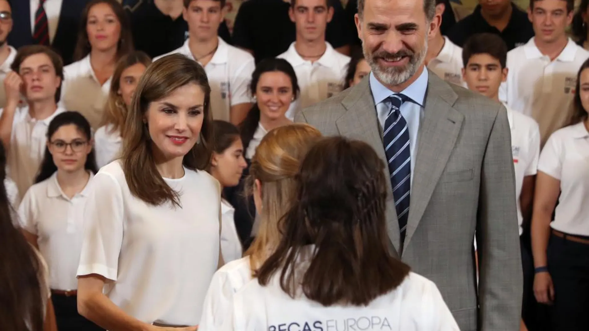 El Rey Felipe VI y la Reina Letizia saludan a los 50 jóvenes participantes en la XII edición del Programa "Becas Europa"de la Universidad Francisco de Vitoria que han recibido hoy en el Palacio de La Zarzuela