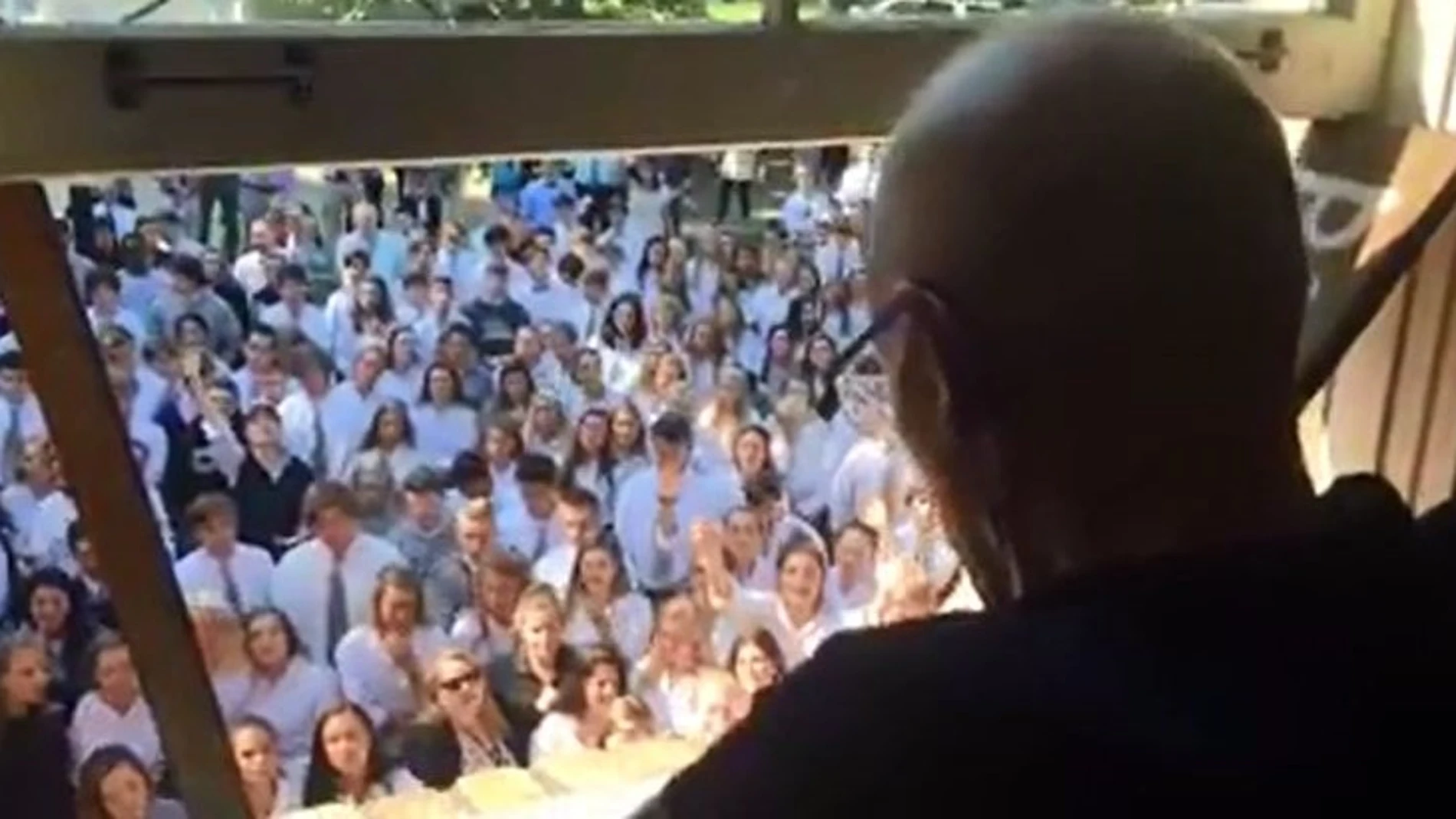Ben Ellis observa desde la ventana el espontáneo homenaje de los alumnos de su escuela