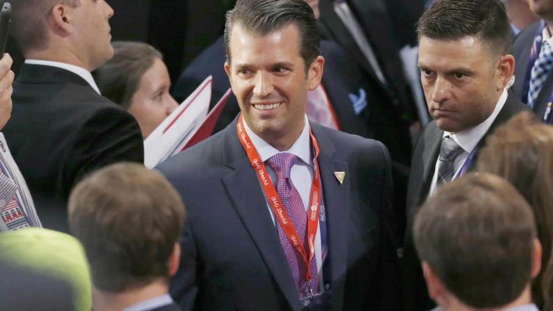 Donald Trump Jr. sonríe tras la elección de su padre como candidato oficial a la Casa Blanca
