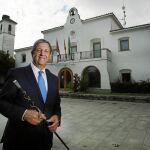 Luis Partida, alcalde de Villanueva de la Cañada, con el bastón de mando a las puertas de su Ayuntamiento ha ganado diez legislaturas y es un histórico que quiere seguir. Foto : Cipriano Pastrano