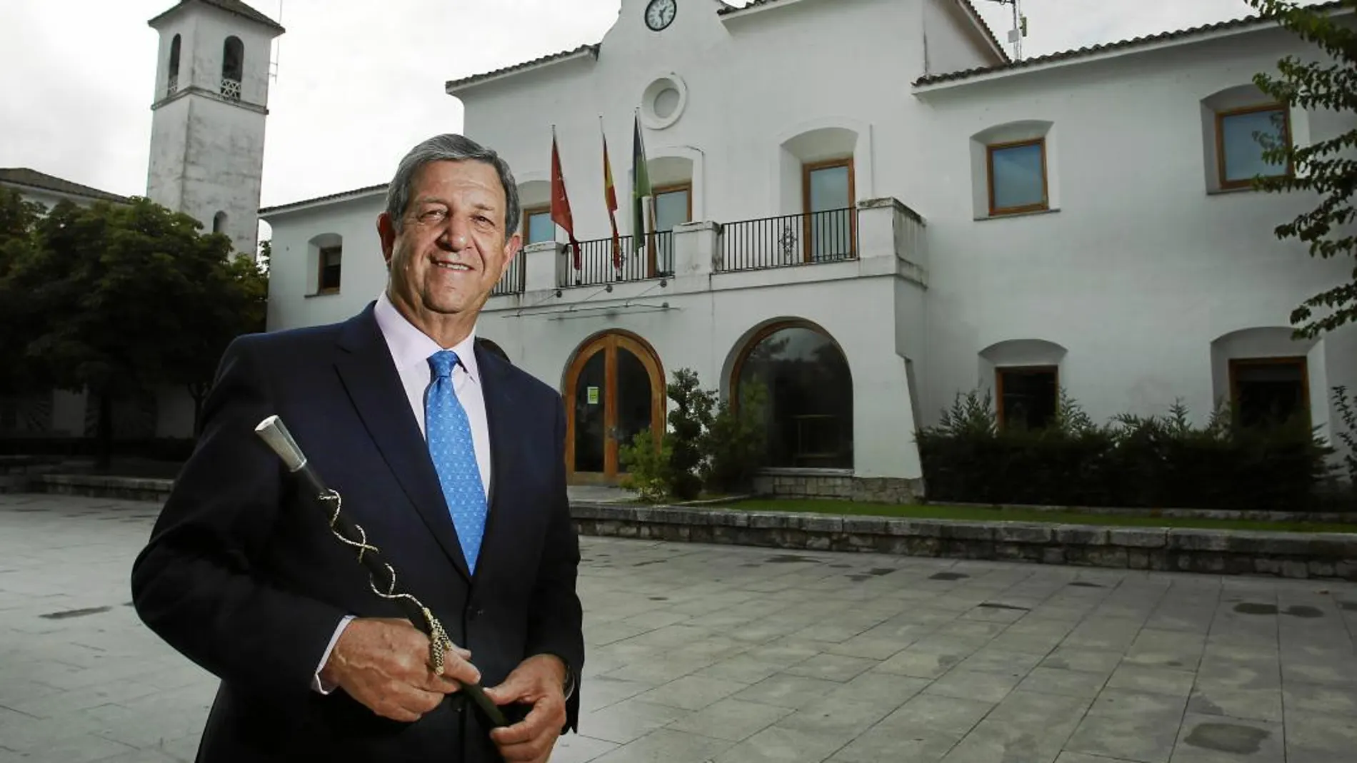 Luis Partida, alcalde de Villanueva de la Cañada, con el bastón de mando a las puertas de su Ayuntamiento ha ganado diez legislaturas y es un histórico que quiere seguir. Foto : Cipriano Pastrano